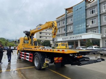 Heavy-Duty Towing Truck with Integrated Hydraulic Crane & Flatbed