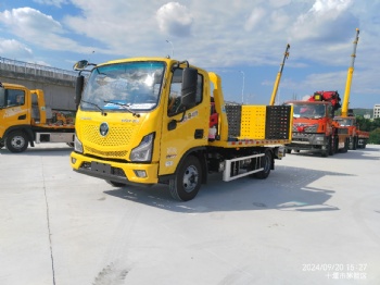High-Strength Electric Urban Logistics Truck with Hydraulic Platform